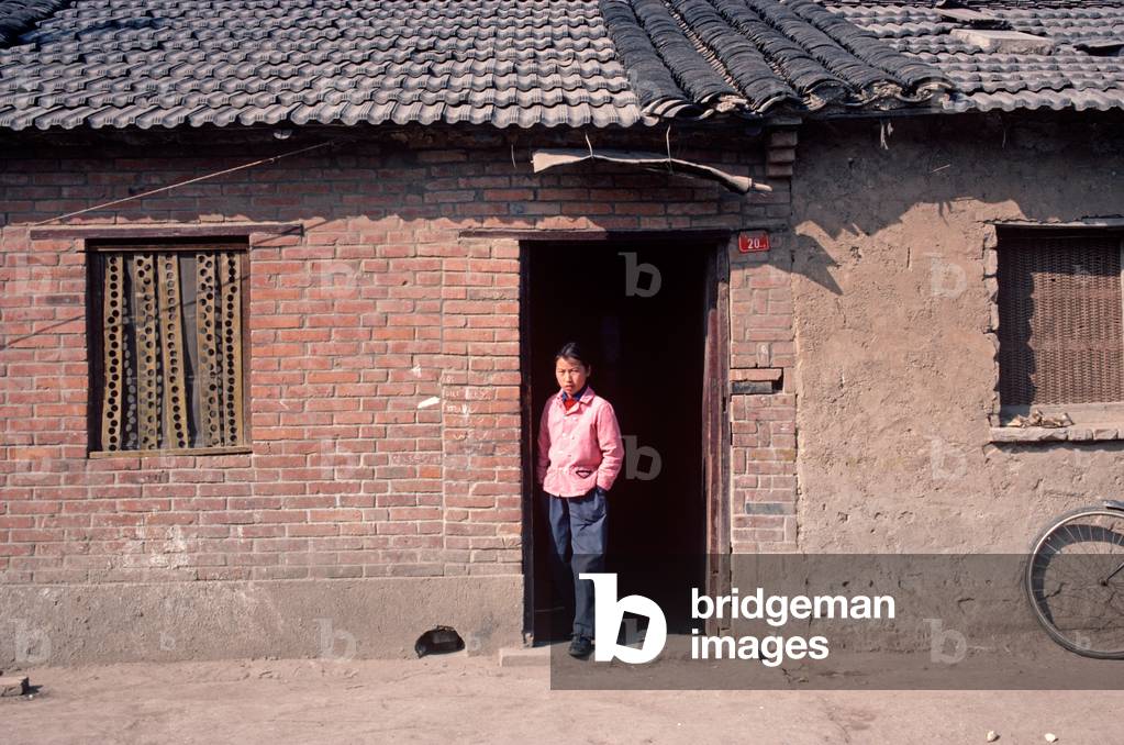 Woman in doorway, Nanjing, China, 1979 (photo)