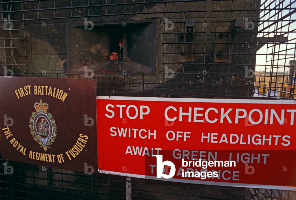 Aughnacloy RUC and British Army Border checkpoint between Northern Ireland and The Republic of Ireland during The Troubles, 1985 (photo)