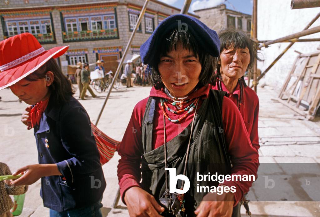 Tibetans in Lhasa main square (photo)