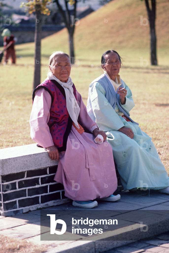 Korean ladies in traditional costume, South Korea, Asia (photo)