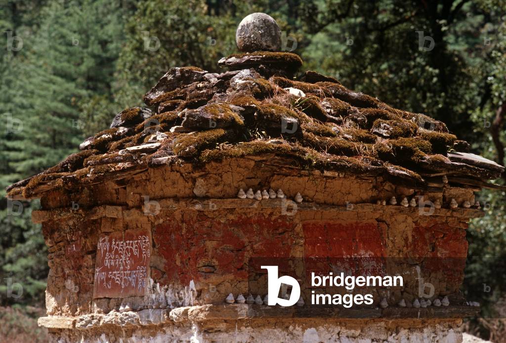 Chorten, Buddhist monument, Bhutan, Himalayas (photo)