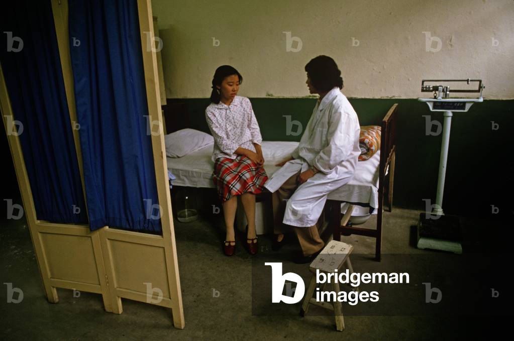 School doctor counselling student in Chinese middle school, Nanjing, Jiangsu Province, China (photo)