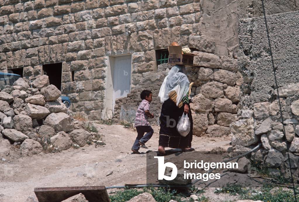 Palestinian woman and child, West Bank, East Jerusalem, Israeli, Palestinian Authority (photo)