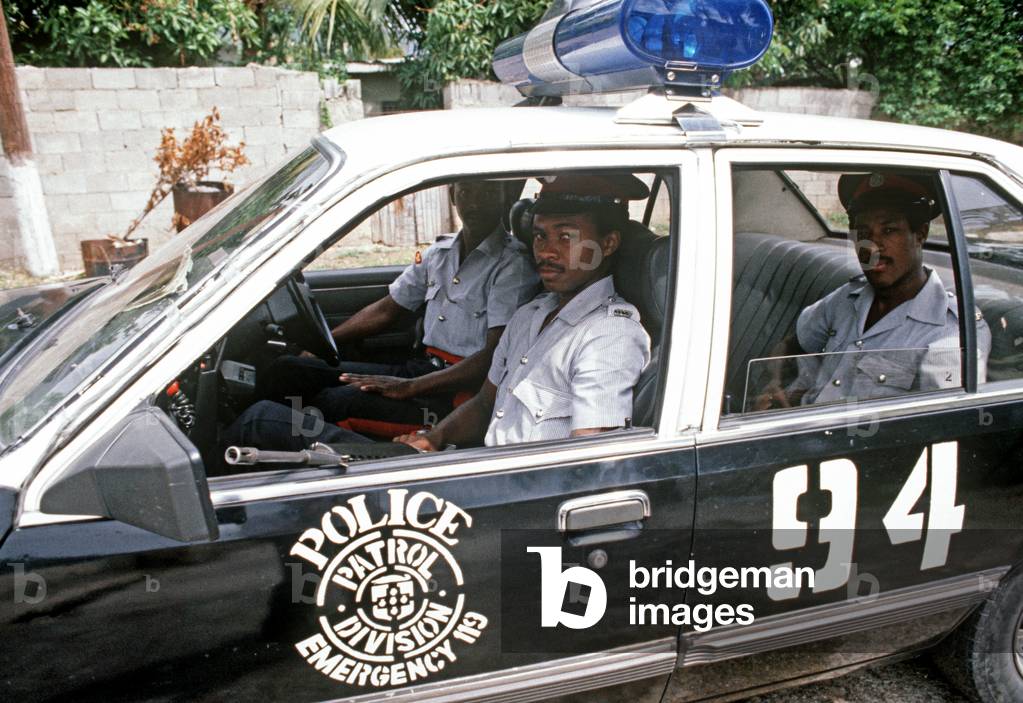 Armed Kingston police with patrol car, Jamaica (photo)