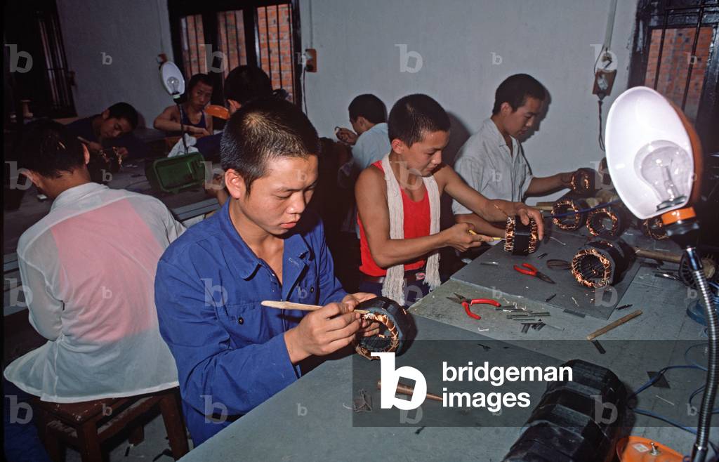Prisoners in workshop making lamps in Chinese Youth Detention Center, Chengdu, China, 1985 (photo)