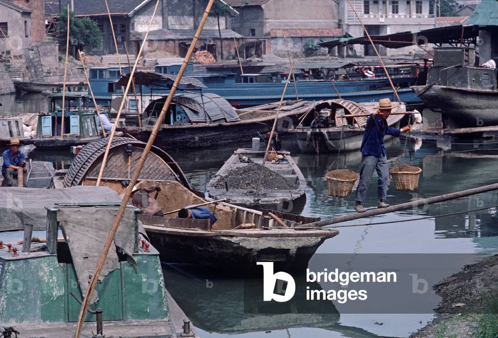 Rice wine containers on barges in Shaoxing waterways depot, China (photo)