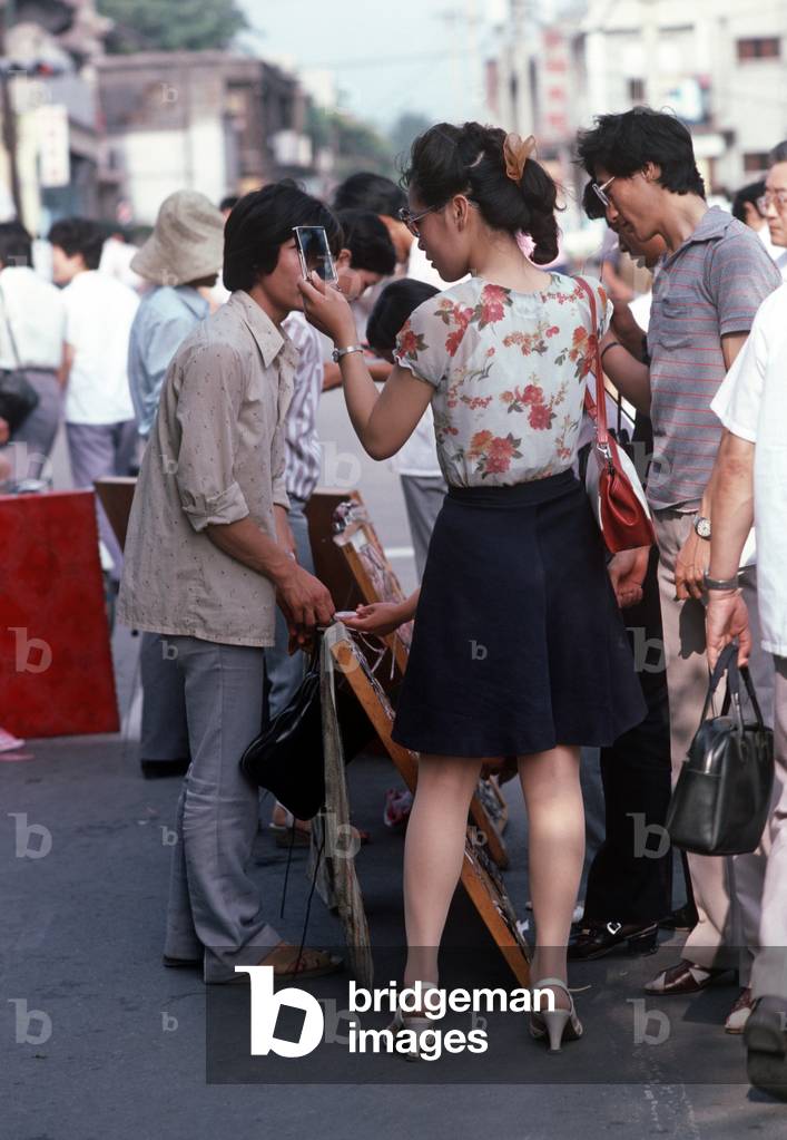 Sunglasses street vendor in Beijing, China (photo)