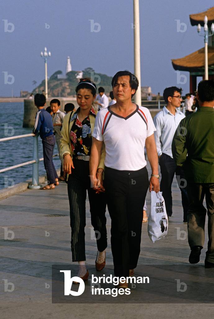 Evening stroll on Huilan Pavilion and promenade; Qingdao beach resort; Shandong province; China, 1985 (photo)