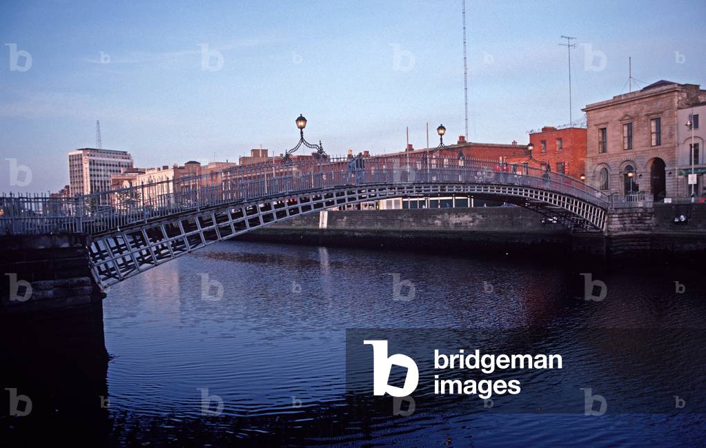 Ha'penny Bridge over the River Liffey referred to in James Joyce 'Ulysses', Dublin, Ireland (photo)
