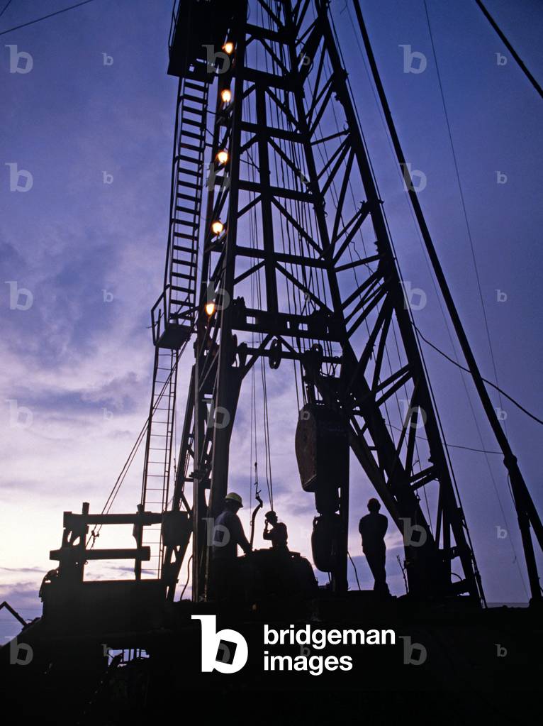 Oil well riggers, Daqing Oil Fields, Heilongjiang Province, China (photo)