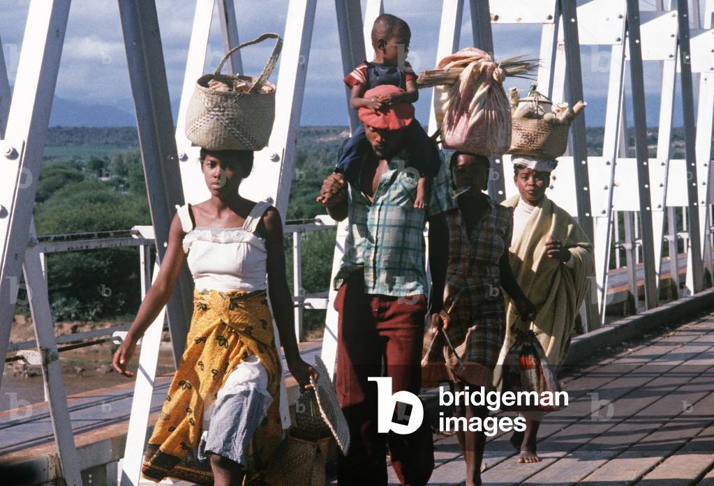 Women with baskets on heads crossing bridge in Madagascar, East Africa, Africa, 1980s (photo)