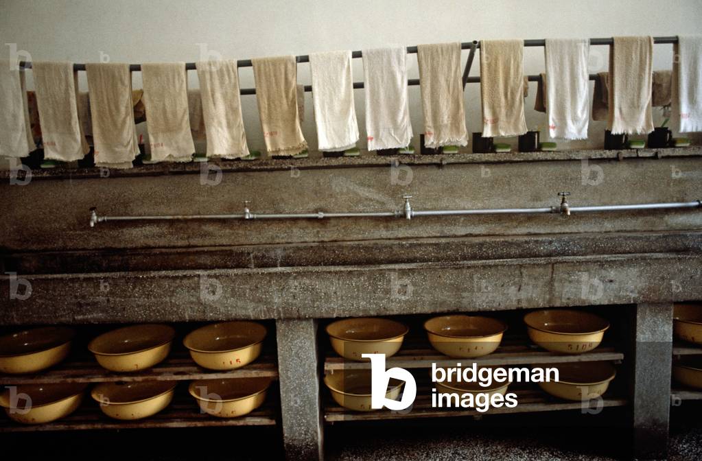 Washrooms for Peoples Liberation Army officers at Shijiazhuang Military Academy, Hubei province, China, 1985 (photo)