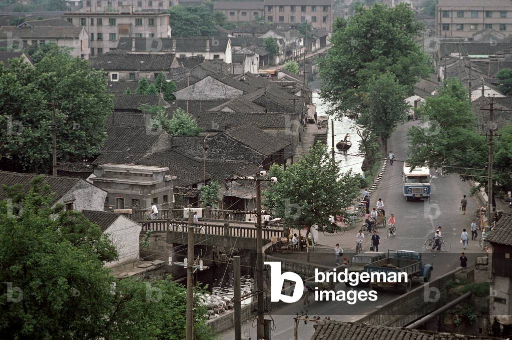 Shaoxing street scene with Shaoxing waterway, China (photo)