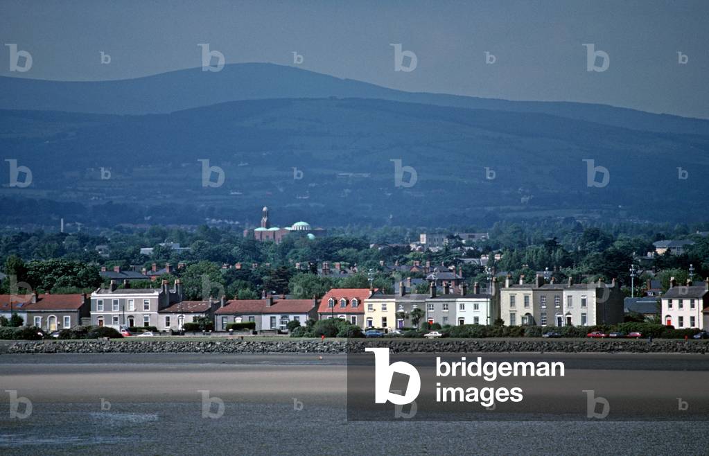 Sandymount Strand with the Wicklow Hills in the background, referred to in James Joyce 'Ulysses', Dublin, Ireland (photo)