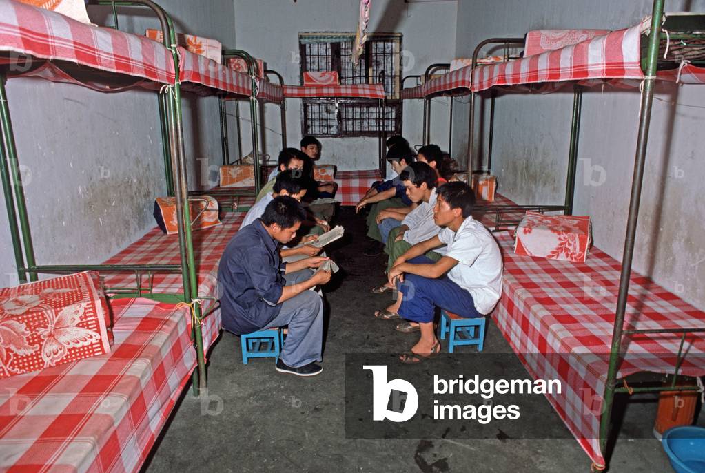 Chinese youth prisoners in Chengdu Youth Detention Center dormitory, China, 1985 (photo)