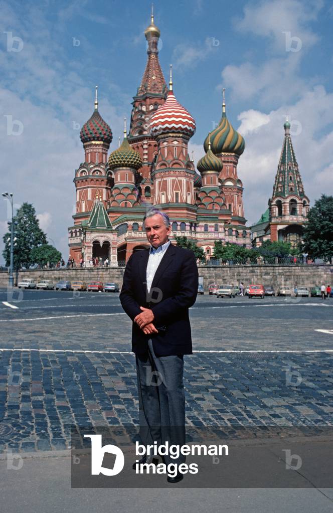 Gore Vidal standing in front of Saint Basil's Cathedral, Moscow, Russia, 1982 (photo)