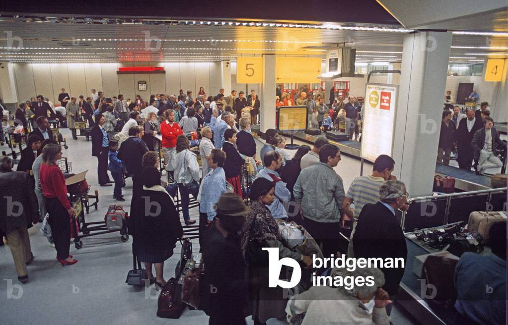 HM CUSTOMS & EXCISE. HEATHROW AIRPORT. 1980s