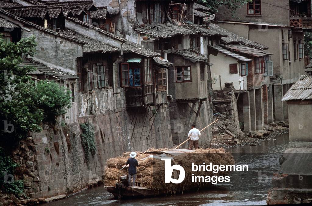 Straw carrying barge on the Grand Canal waterways, Hangzhou, Zhejiang Province, China (photo)