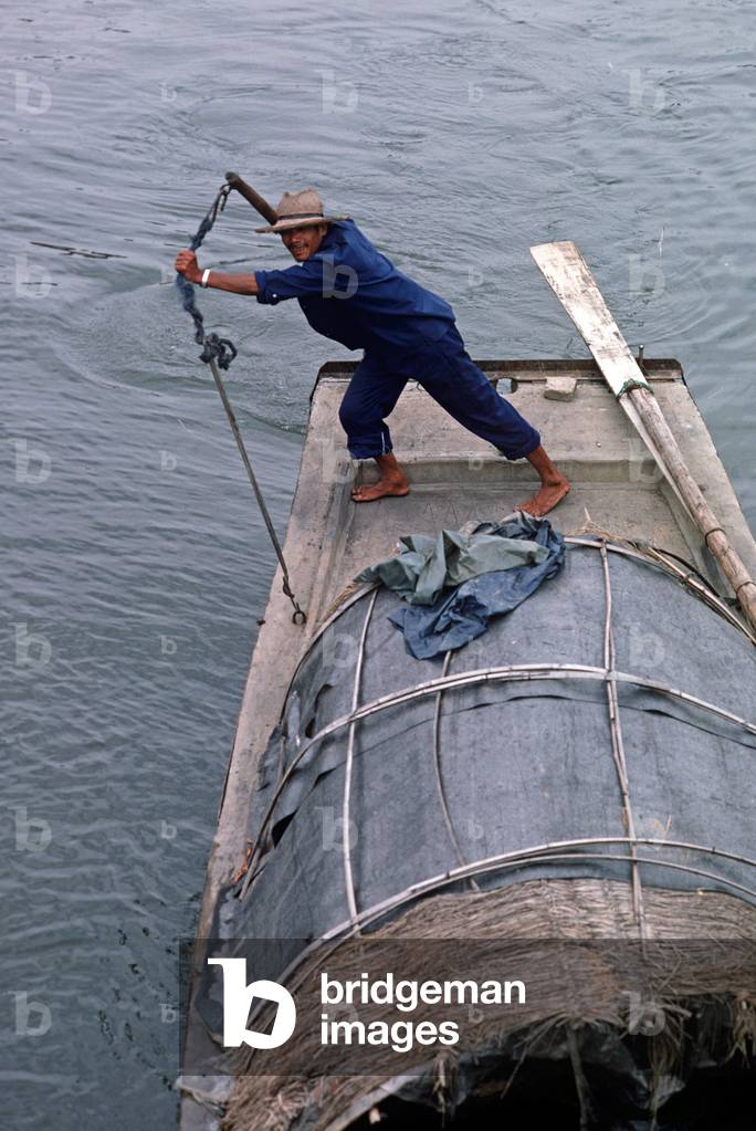 Canal boatman on Shaoxing Grand Canal, China (photo)