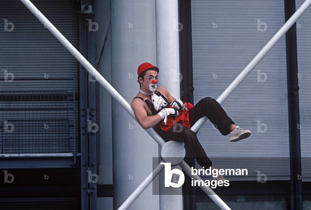 Mine artist in Pompidou Centre, Paris (photo)