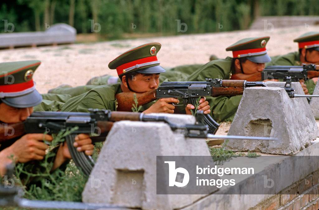 Peoples Liberation Army officers in weapons training at Shijiazhuang Military Academy, Hubei province, China, 1985 (photo)
