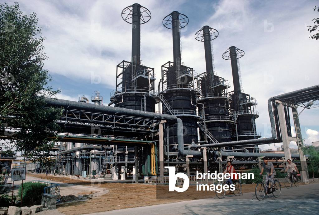 Petroleum refinery in Daqing, Heilongjiang Province, China (photo)