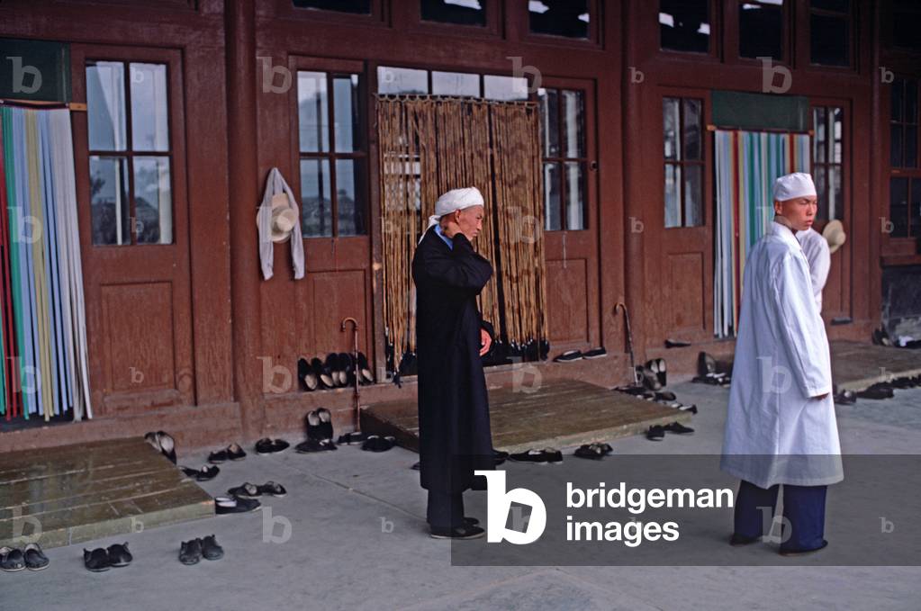 Chinese Muslims in Yinchaun Mosque, Yinchaun, Ningxia Autonomous Region, China (photo)