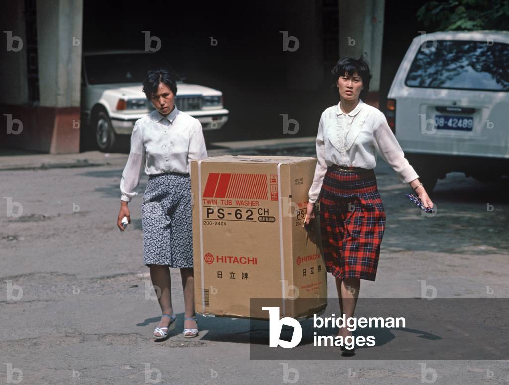 Carrying home Japanese twin tub machine, Shanghai, China (photo)