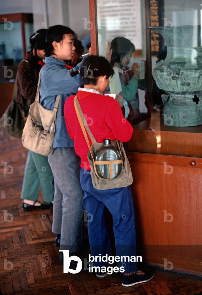 Schoolchildren making notes in Museum of Art and History, Shanghai, China, 1979 (photo)