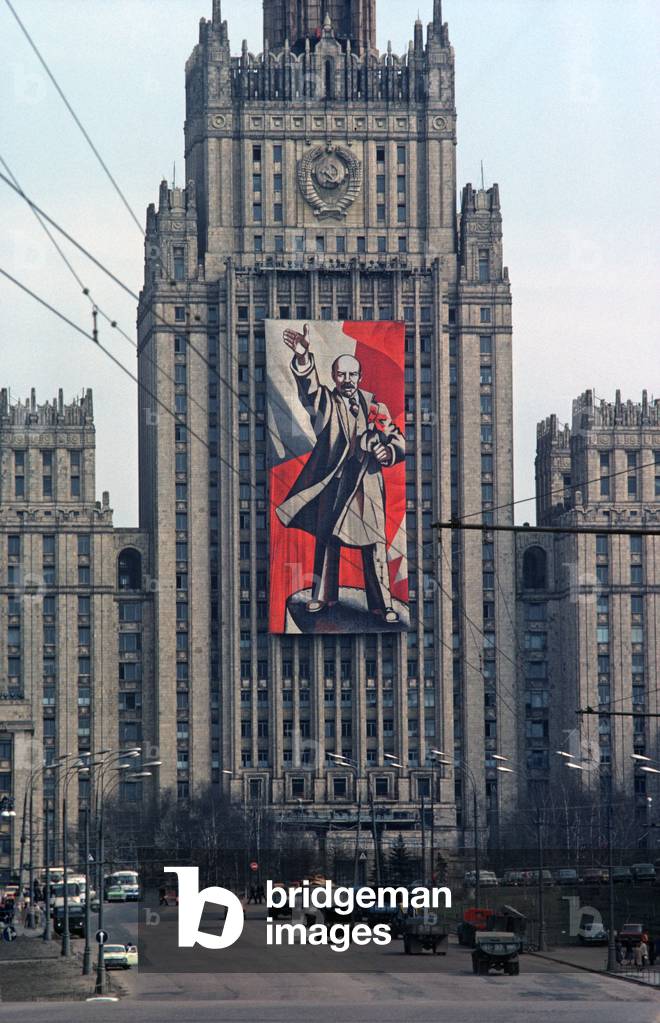 Large poster of Lenin on the Ministry for Economic Affairs, Moscow, Russia (photo)