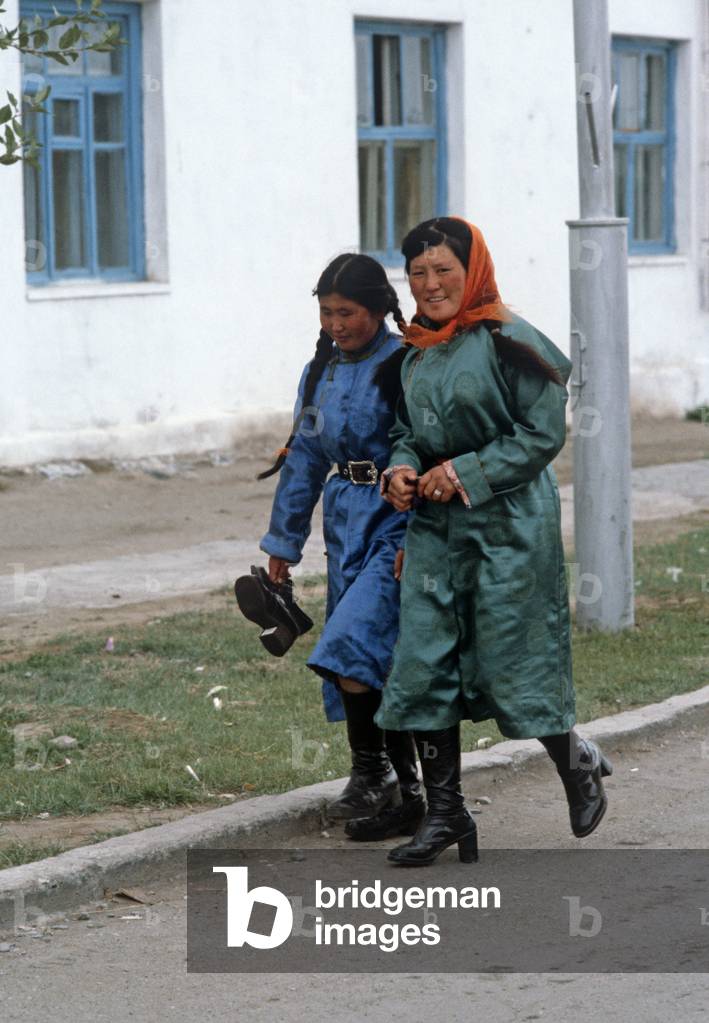 Mongolian women walking in Gobi-Altai town, Gobi Desert, Mongolia, Asia