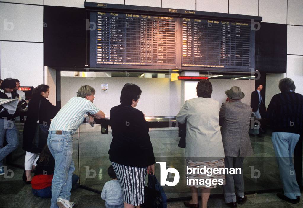 HM CUSTOMS & EXCISE. HEATHROW AIRPORT. 1980s
