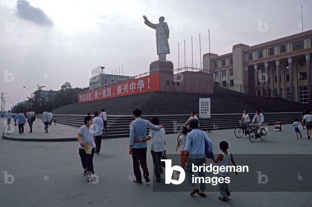 Statue of Chairman Mao in Chengdu city square, Sichuan, China (photo)
