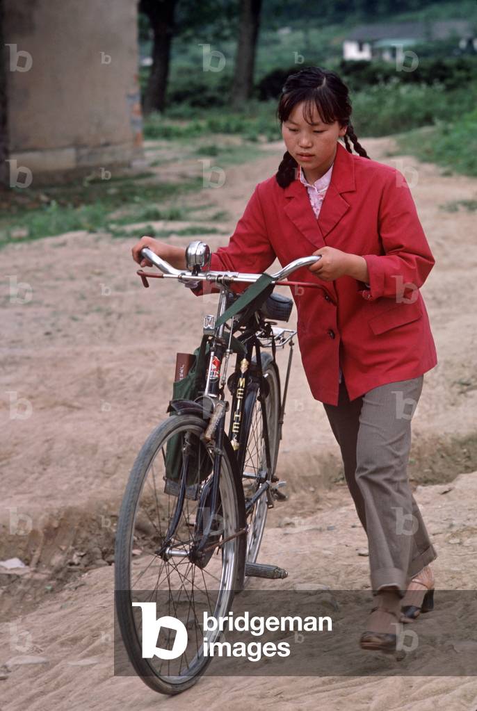 Girl with bicycle, Hangzhou, Zhejiang Province, China (photo)