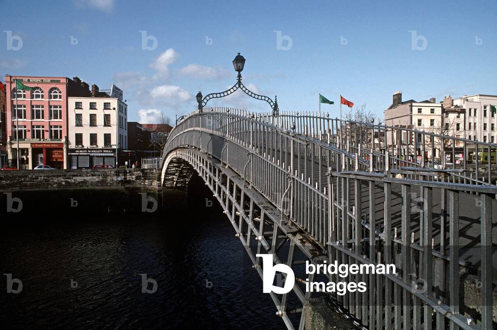The Ha'Penny Bridge, A Pedestrian Bridge Built In 1816  Over The Liffey River, Dublin, Ireland. Also Known As The Metal Bridge. Referrred To By W. B. Yeats In 'Reveries Over Childhood And Youth'.  (photo)