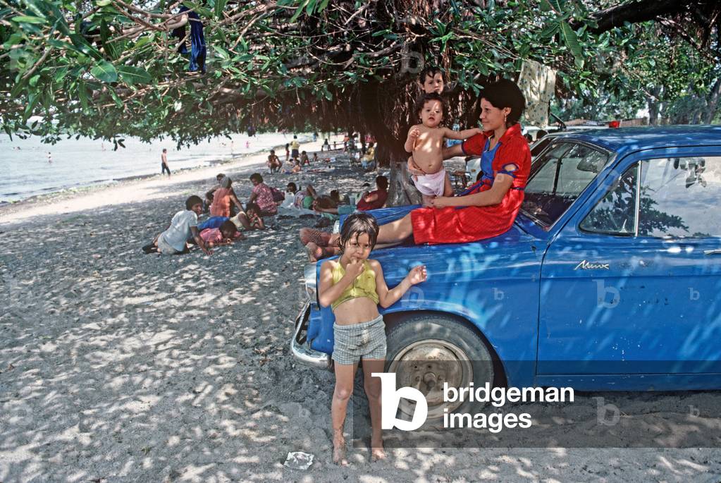 Nicaraguan family at edge of Managua Lake, Managua, Nicaragua, Central America (photo)
