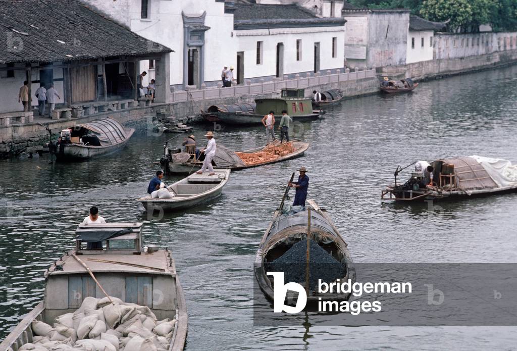 Motorized barges on Shaoxing Grand Canal, China (photo)