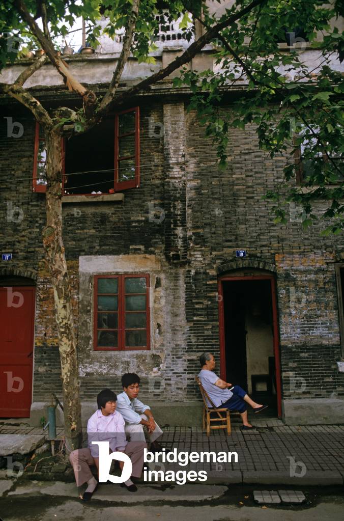 Sitting outside on a hot afternoon, Hangzhou, Zhejiang Province, China (photo)