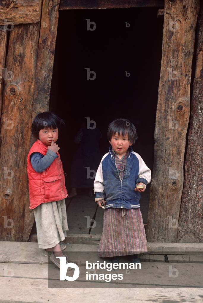 Young Bhutanese children in Wangdiphodrang village, Bhutan, Himalayas (photo)