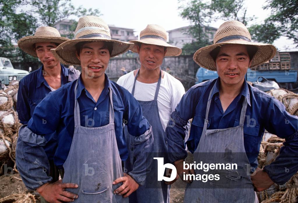 Wrapping hemp cord around rice wine containers workers, Shaoxing, China (photo)