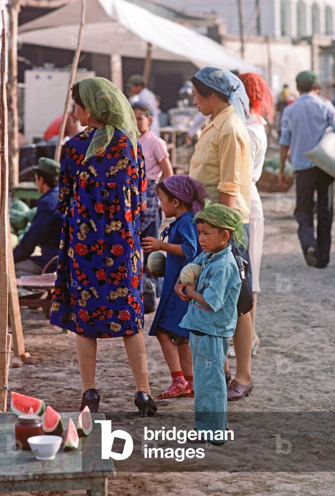 Uyghur women and children in Turpan market, Xinjiang Province, China, 1985 (photo)