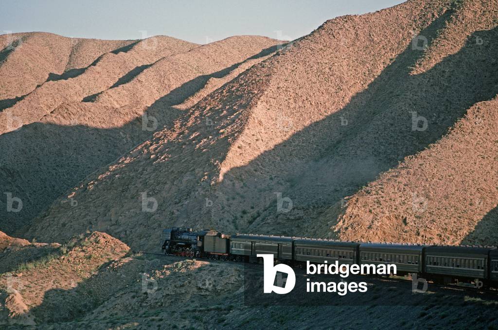 Yinchuan Lanzhou Railway, Ningxia Hui Province, China (photo)