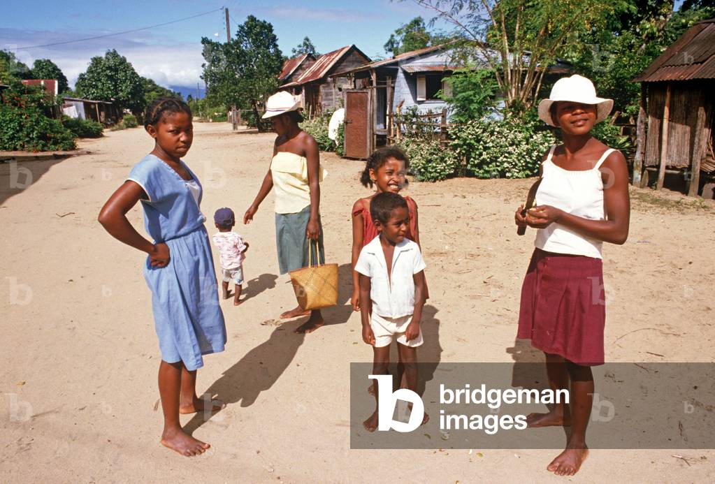 School children and mothers in Berenty, Madagascar, East Africa, Africa, 1980s (photo)