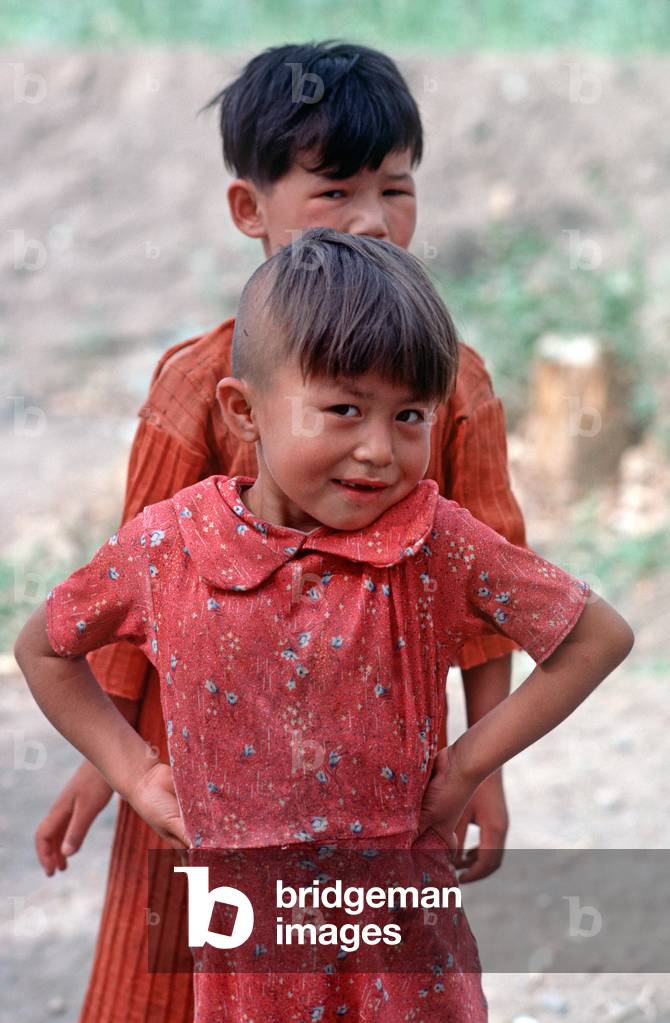 Uyghur girls in Turpan, Xinjiang Province, China, 1985 (photo)