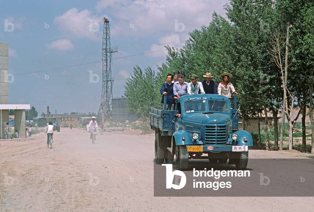 Oil workers in Daqing Oil Fields, Heilongjiang Province, China (photo)