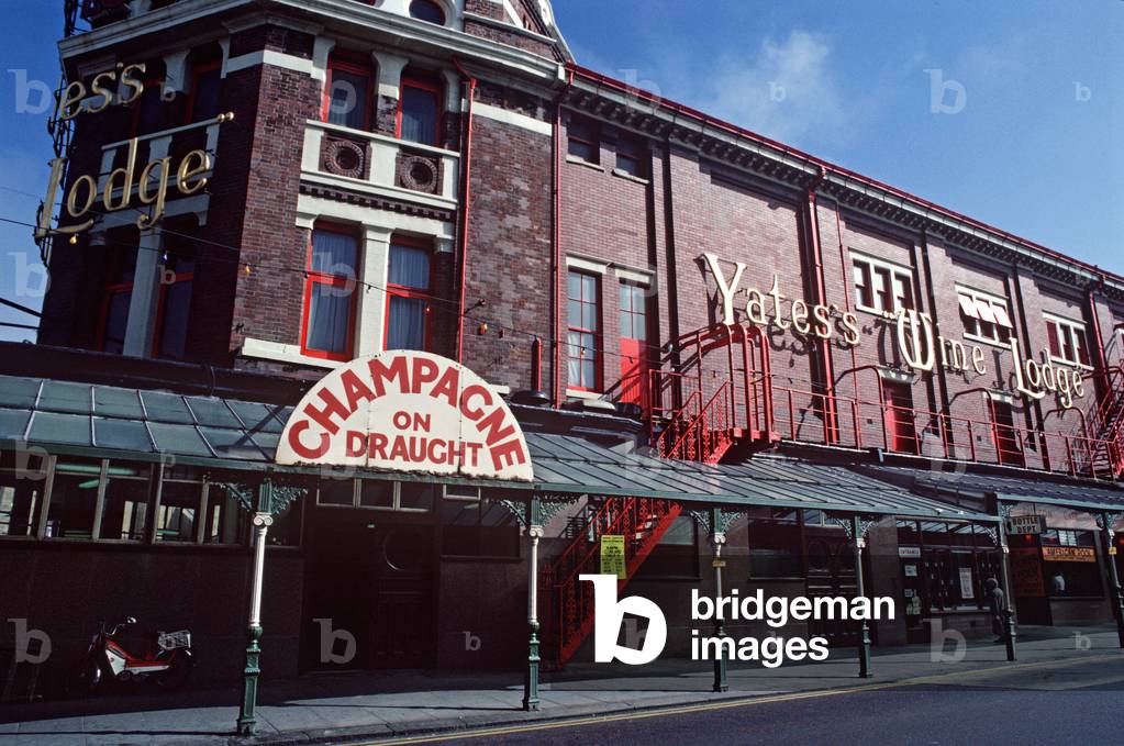 Yates's Wine Lodge, Champagne on Draught, Blackpool, Lancashire (photo)