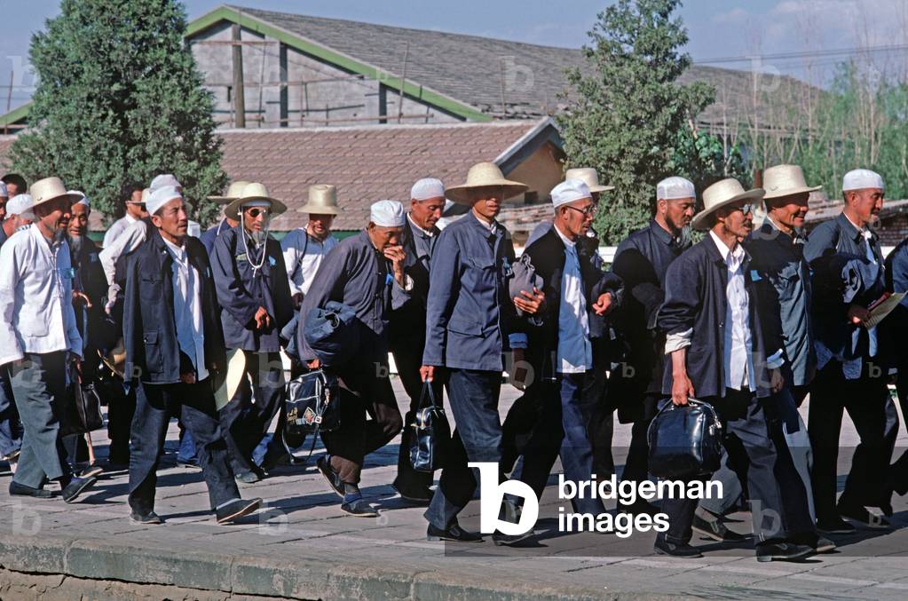 Chinese Muslim pilgrims at Yinchuan railway station, Ningxia Autonomous Region, China (photo)