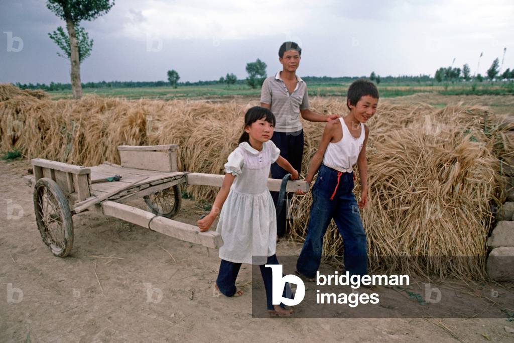 Family in rural China, Yinchuan, Ninxia Autonomous Region, China (photo)