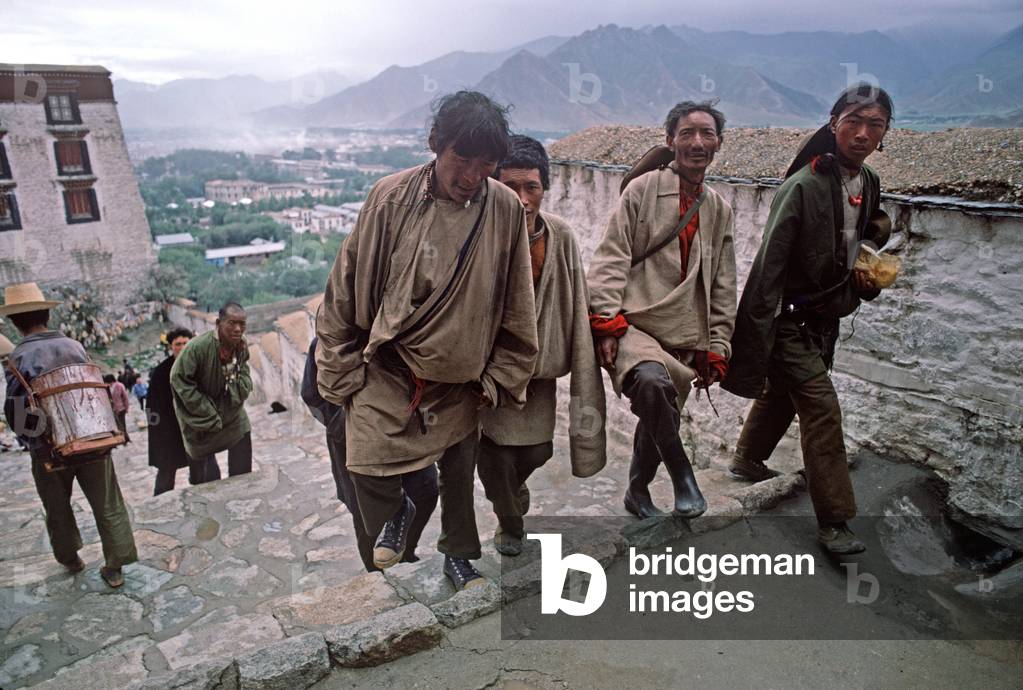 Buddhist pilgrims visiting Potala Palace, Lhasa (photo)