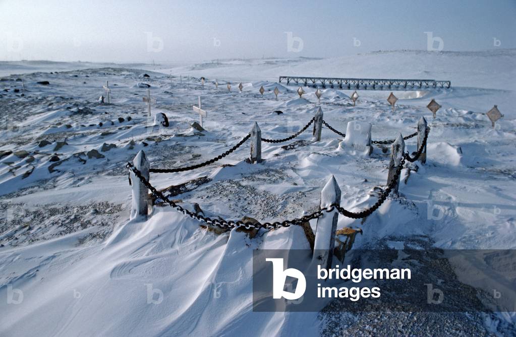Frozen Inuit graves Cambridge Bay, hamlet on Victoria Island, Nunavut, Canada (photo)